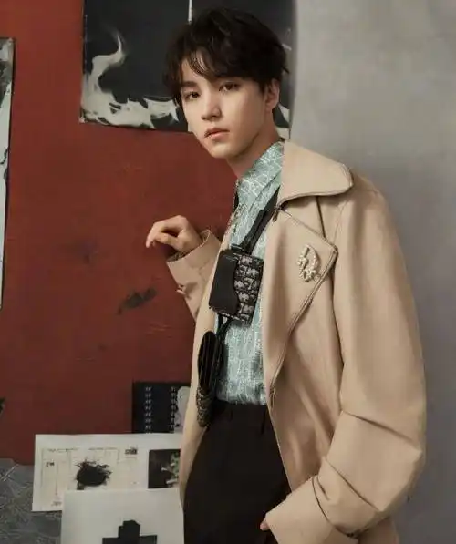 王俊凯录综艺身材前扣子意外崩开,弯腰低头那刻,小螃蟹都不淡定了