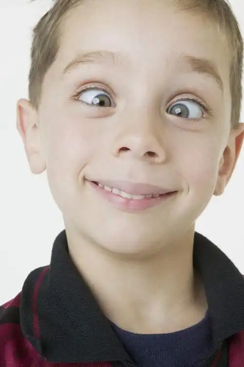 儿童,脸,头,眼睛,脸颊,一个人,站,笑,微笑,露齿笑,竖图,室内,特写