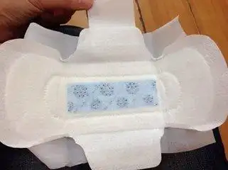 女孩用卫生巾演示过程图真人示范,教你如何使用卫生巾.