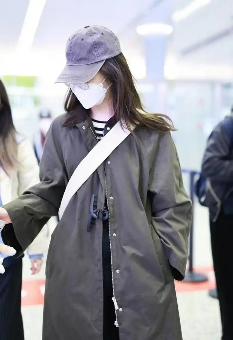江疏影机场街拍,军绿色外套搭配条纹t恤,戴棒球帽清新减龄.