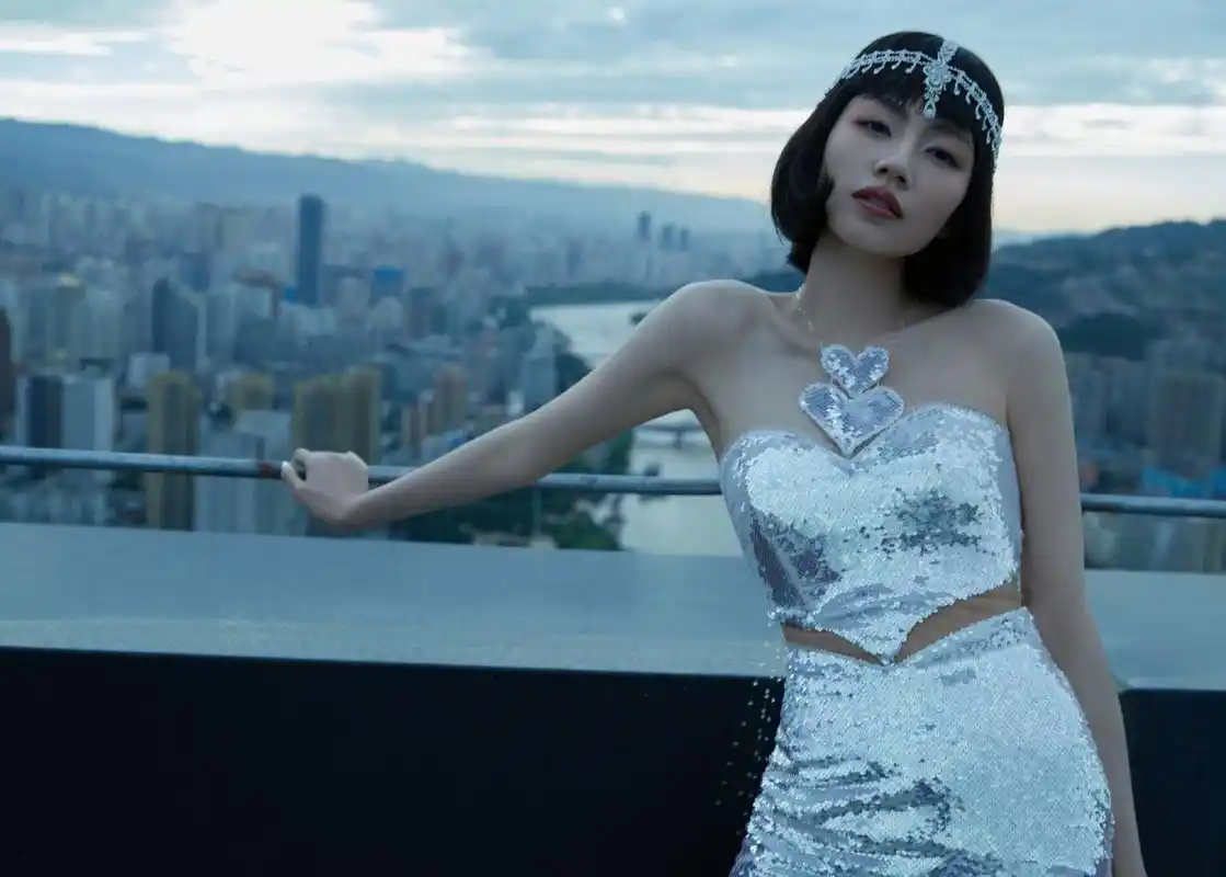 刘惜君短发银色抹胸裙写真组图