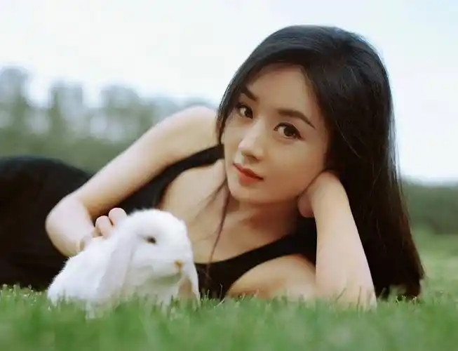 赵丽颖懒理婚姻传闻晒美照,穿露背装秀蚂蚁腰,腰线完美伤已痊愈_照片