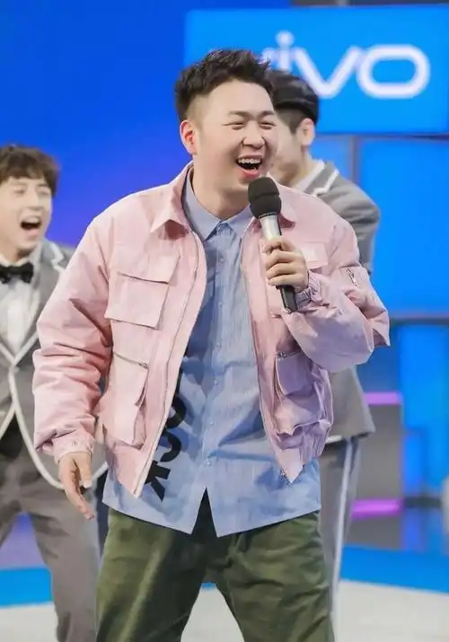 都说男儿膝下有黄金,宝贵得很,他却在大庭广众之下给那个韩国明星下跪