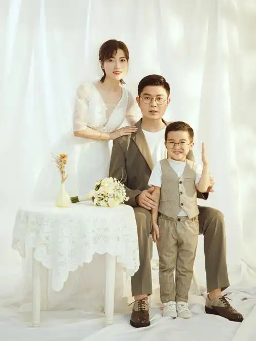 广州亲子照还能这样拍一家三口的婚纱照