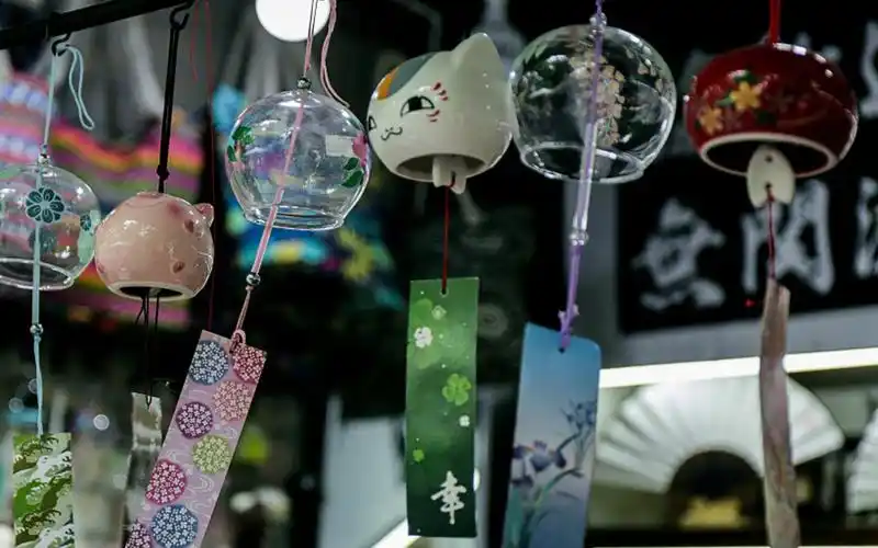 随风摇动的风铃唯美摄影图片桌面壁纸