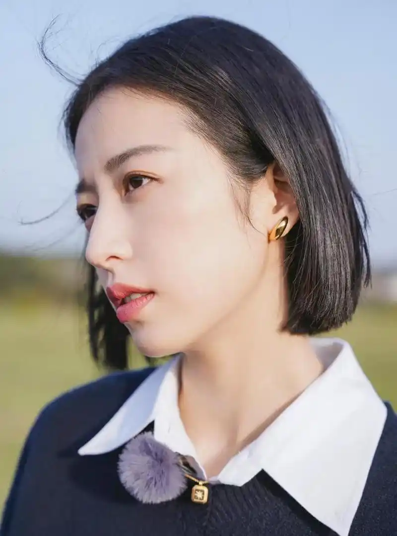 周雨彤 休闲套装,短发伶俐,潇洒恣意