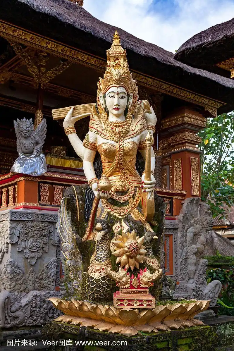 印尼乌布巴厘岛印度教寺庙内的女神萨拉斯瓦蒂雕像