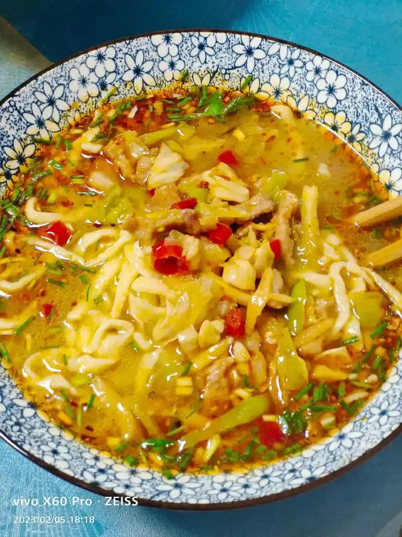 元宵节晚餐#记录真实生活  没有大鱼大肉 只有手工鸡蛋面 - 抖音