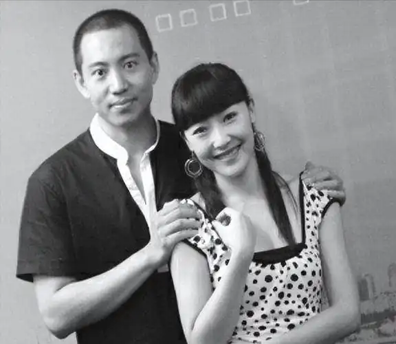 谷智鑫:34岁拍戏坠马险瘫痪,女友照顾他8年,未办婚礼成了遗憾