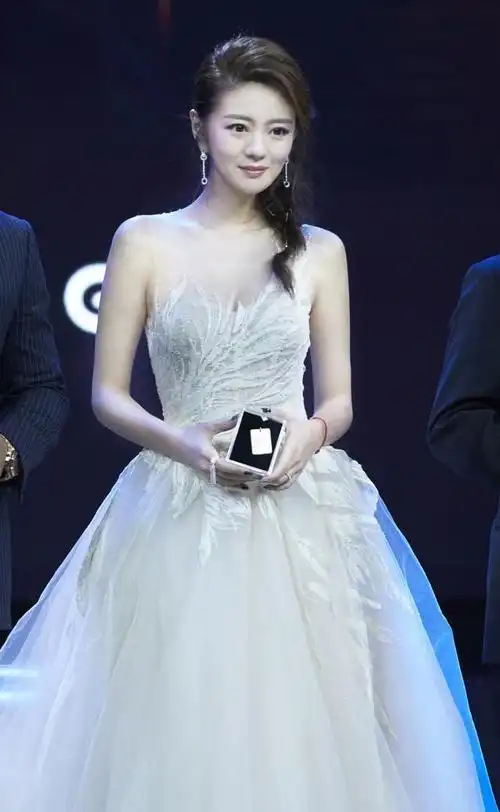 安以轩薄纱长裙出席活动,霸气惊艳女神范十足