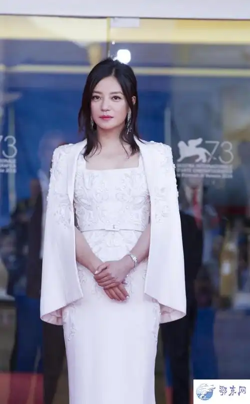 赵薇白色礼服优雅高贵