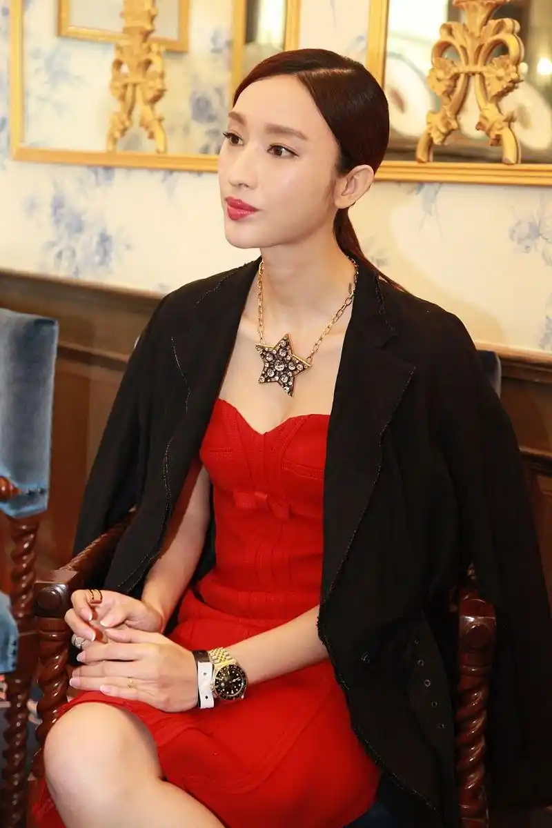 女明星张俪:"昨天有个男生搭讪我,要我联系方式,我当时拒绝了,后来我