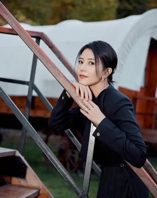 高圆圆参加电影展,黑色长裙落落大方,双手抱胸面露笑容气质优雅