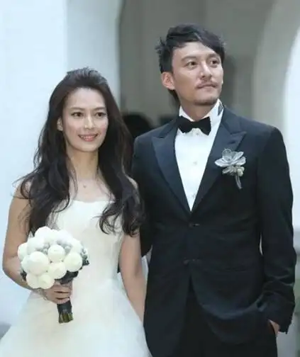 张震与妻子结婚照 资料图