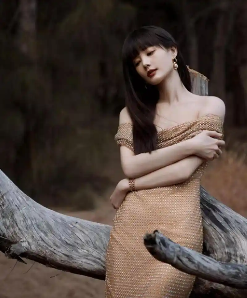 李一桐终于换发型了,穿鎏金裙搭黑长直齐刘海,好有异域风情之美