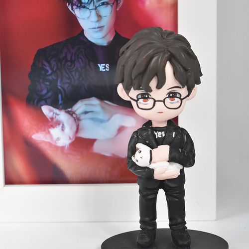 易烊千玺抱猫款手办 音乐玻璃罐 礼盒包装