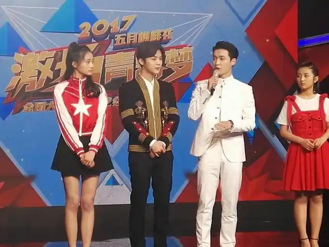 鹿晗张艺兴央视五四晚会同台对视偷笑咬耳朵