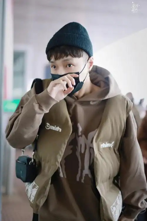 张艺兴卡其色卫衣马甲机场路透##张艺兴棕色卫衣机场路透