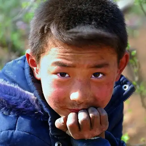 淘气小男孩500x500分辨率图片:童年一旦流逝,就永远无法再来