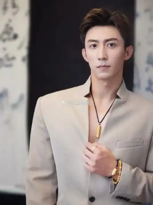 黄景瑜武汉烤验记:水光肌背后的汗水揭秘,颜值爆表还是热到爆炸