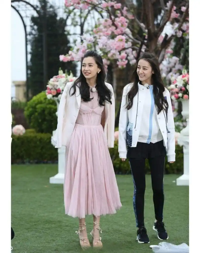 考古早期奔跑吧baby和迪丽热巴真的好养眼啊,美女都是爱笑的.