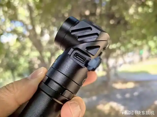 另一个比较高级的功能是,务本l1可旋转双灯头强光手电筒,标配21700