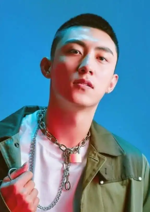 寸头帅出荧屏,成男星标配,易烊千玺,王安宇无一例外
