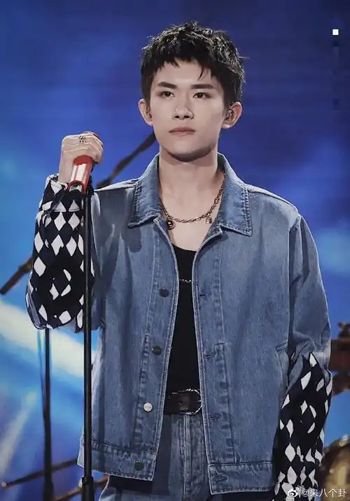 易烊千玺超话#男明星寸头可以有多帅#千玺从一个小奶狗到酷炫boy就差