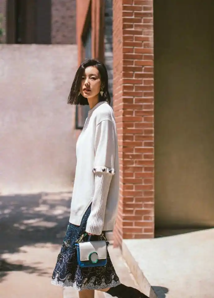 刘雯 |#日常私服穿搭#微博更新身着chloé 2019秋冬系列服装