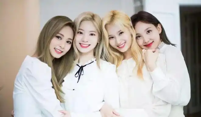 twice女团组合最新画报颜神周子瑜合影金多贤也太美了