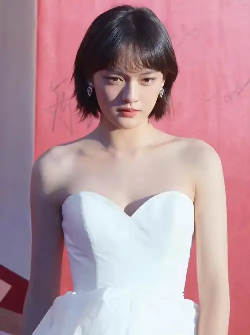 蒋依依大学生电影节红毯造型 蒋依依大学生电影节红毯造型 - 上广常识