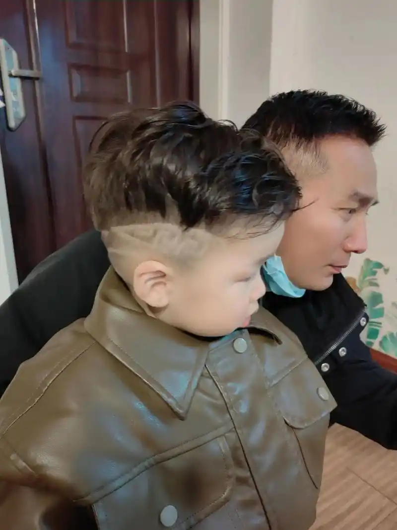 男宝宝帅气发型推荐 #换个发型迎接新年 #我家的小暖男正在 - 兑趑