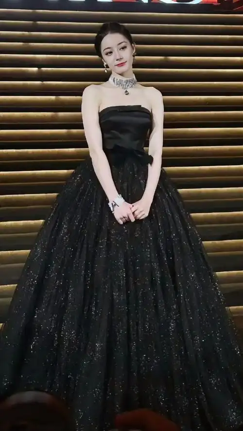 迪丽热巴盘发抹胸黑裙,华丽优雅的黑天鹅公主,美得让人移不开视线