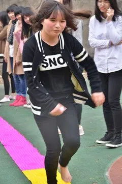 奔跑在指压板上的女生