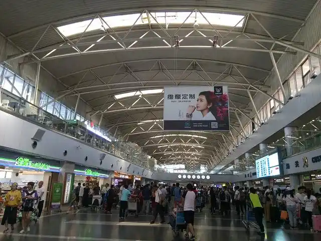 北京首都国际机场距离市中心25公里有轻轨大巴车到达交通方便从轻轨