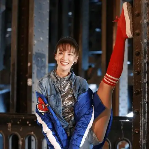 隐瞒了我们14年!原来金晨的亲生父亲竟是他,难怪女儿能大红大紫