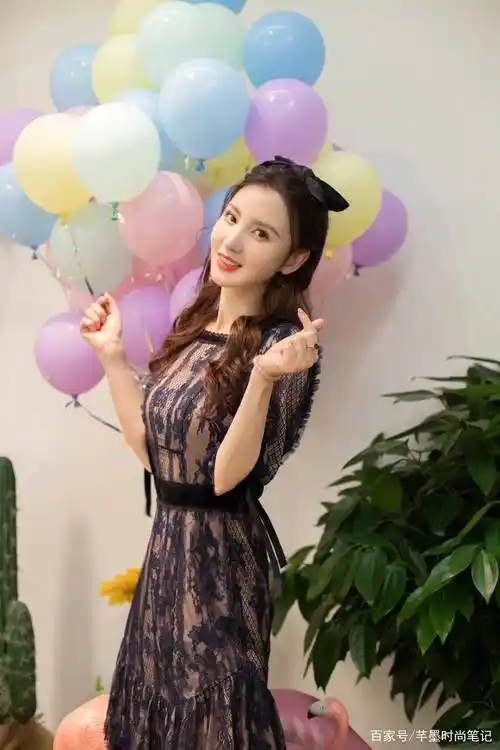 40岁张萌出海照太圈粉了,一身彩色冲浪服,完全不像当妈的年龄_时尚_的