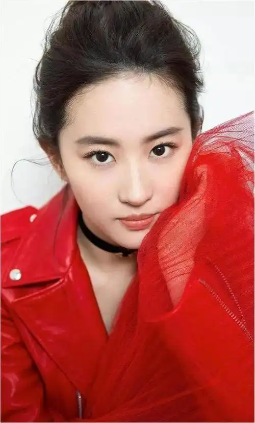 刘亦菲香港海洋公园被偶遇素颜状态超级好整个人仙气飘飘