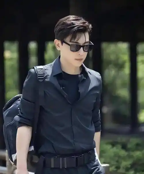 邓伦出生于一个军人家庭,却对传统的军旅生涯兴趣缺缺,这种背景对他