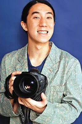 曝光房祖名儿时家庭私照 骑成龙肩膀上卖萌(组图)