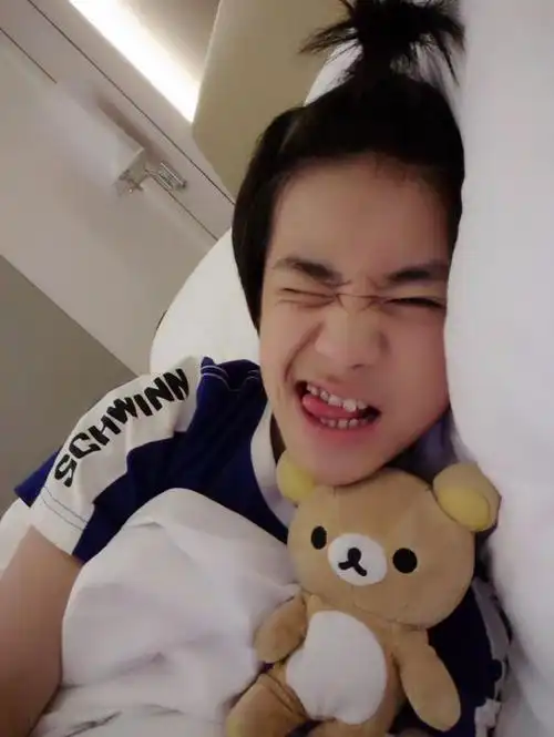 tfboys易烊千玺抱着轻松熊吐舌眨眼卖萌