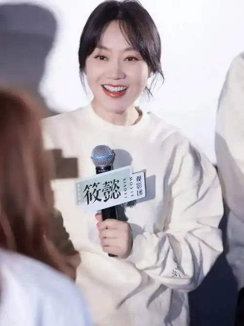 52岁闫妮才是"腿精",和33岁谭松韵同框,谁能看出19岁的年龄差_优势