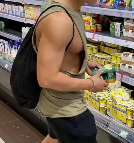 天气热起来了肌肉男又开始流行侧乳装了