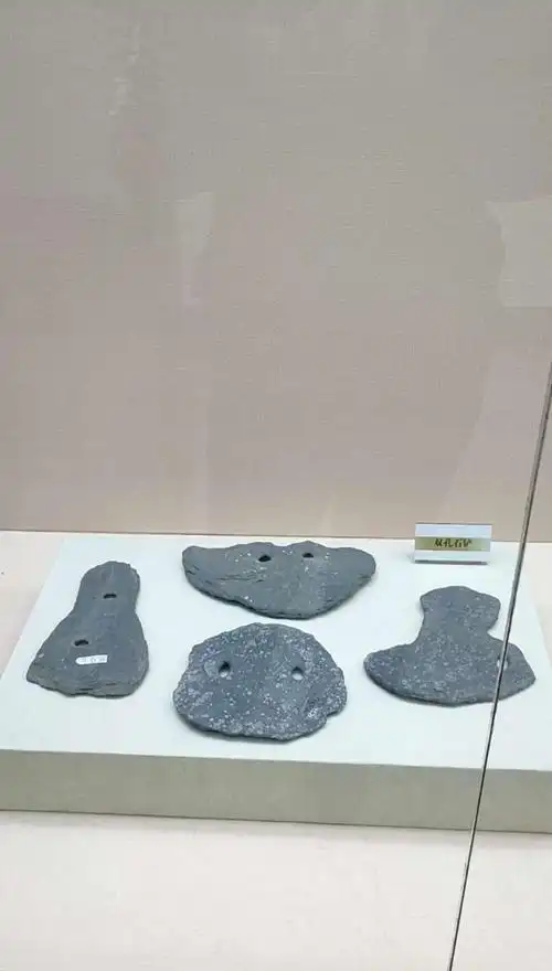 查海遗址出土的玉器有玉玦,匕形器等,玉器玉质为透闪石软玉,是中国较