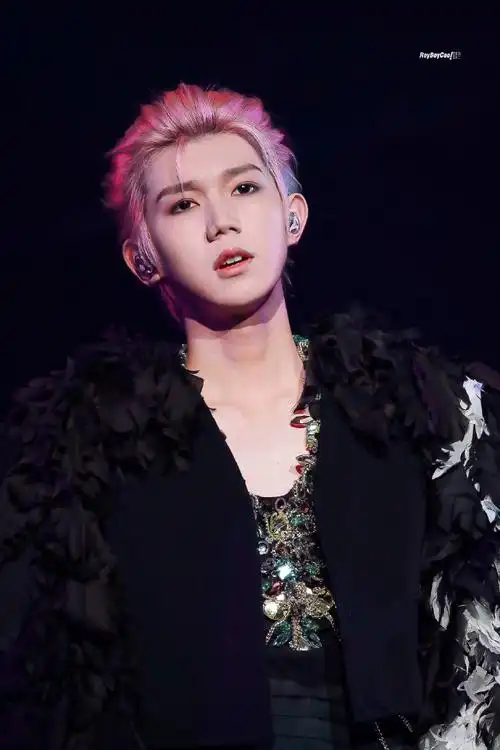 王源粉发小辫##王源夜色随拍