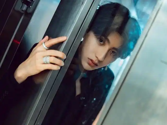 蔡徐坤晒全新写真照穿西装男神范十足吉他耳链又要成爆款