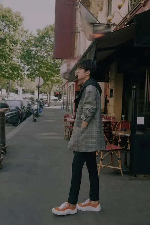 易烊千玺初秋九宫格街拍大片格子西装外套 金丝眼镜 橘色板鞋少年在