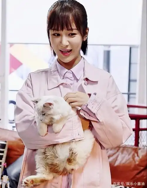 《亲爱的热爱的》杨紫服饰盘点,每件都好萌系少女,就是太花哨了