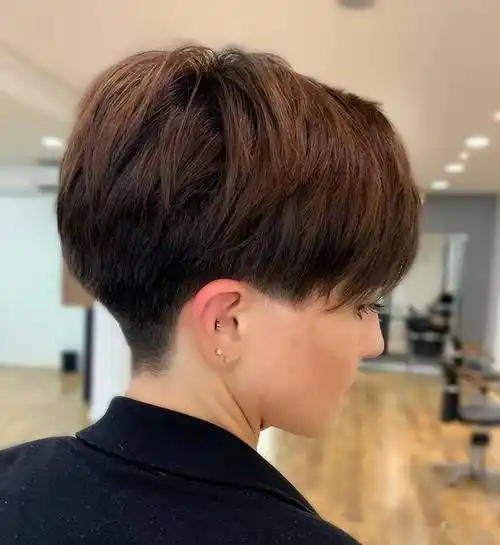 2024新时尚发型来了,利落个性还瘦脸,越来越多女性这样剪