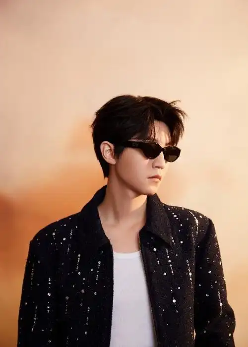 王俊凯黑色亮钻套装##王俊凯活动的安保队伍